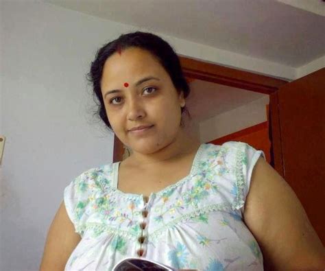 big boobs aunty tamil|Tamil boobs sexy karupu kaambu mulaiyai paarthu rasiyungal.